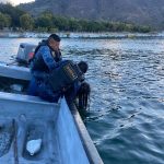 Una mujer flotaba sin signos vitales en el Lago de Atitlán y es reanimada por personal del Ejército
