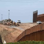 Migrante guatemalteco resultó herido al caer del muro fronterizo entre EE. UU. y México y además fue diagnosticado con covid-19