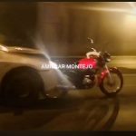 Video: conductor atropella a dos personas y huye con una moto incrustada en el carro