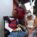 Qué se sabe del joven que fue visto en el puente El Incienso cuando cargaba a su hermano y qué ganó con su entrega