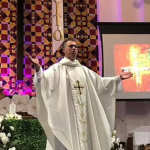 Sacerdote bautizó por décadas utilizando una palabra equivocada y ahora todos estos bautismos son conosiderados inválidos