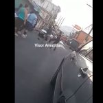 Video: dos personas se van a los golpes en medio del tránsito en Amatitlán