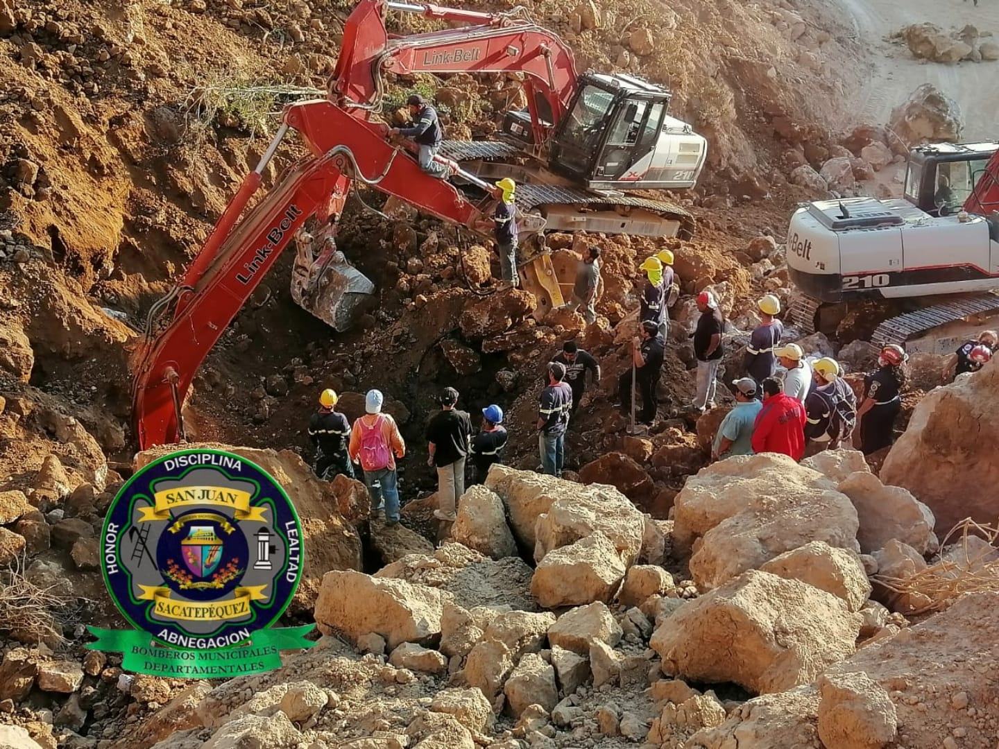 Derrumbe en San Juan Sacatepéquez causa la muerte de un operador de una excavadora