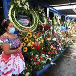 Vendedores de flores se preparan para la celebración del día del cariño