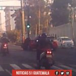 Choque en la Atanasio: motocicleta y vehículo se accidentan por no respetar las señales de tránsito