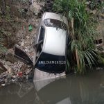 En río de aguas negras: carro cae tras chocar contra otro automóvil