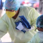 Giammattei habla de ómicron en Guatemala, descarta más restricciones y dice que compra de vacunas para niños está en pausa