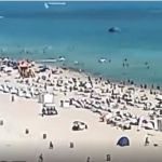 En imágenes: captan el momento en que un helicóptero pierde altura y se estrella en una playa de Florida