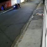En video: justiciero embiste con su auto a dos ladrones en moto
