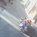 Graban cuando motoristas son impactados por picop en Santa Cruz del Quiché