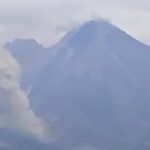 Video muestra cómo el volcán Santiaguito expulsa lava y provoca una avalancha