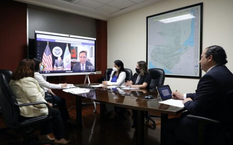 Secretario Mayorkas y canciller guatemalteco hablan del coyotaje después de que Giammattei señalara desinterés de EE. UU.