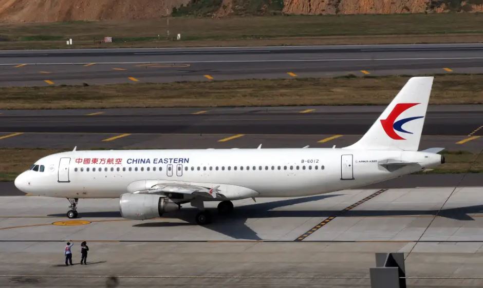 Lo que se sabe del Boeing 737-800, el avión que se estrelló en China con 132 pasajeros (y qué dice la compañía)