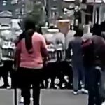 Enfrentamiento entre agentes antimotines y supuestos vendedores que se oponen a diligencias en la zona 7