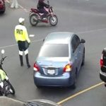 Bomberos auxilian a niño que se ahogaba dentro de un automóvil en la calzada La Paz