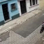 Video: Sujeto controla a motorista y en cuestión de segundos lo despoja de sus pertenencias