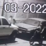 Graban a sujetos en motocicleta que vigilan autos estacionados para cometer robos