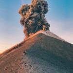 Video: espectacular explosión del Volcán de Fuego en la que se observa un relámpago y esto dicen expertos