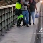 Graban cuando peatones y policías evitan que un hombre se lanzara del puente Belice