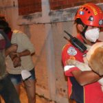 Así auxiliaron bomberos a hombre y su mascota que cayeron en un barranco en la zona 18