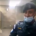 Hombre que denunció robo de US$300 en aeropuerto La Aurora dice que el agente de la PNC que se los quitó amenazaba con deportarlo