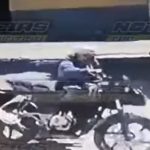 Grabación evidencia la estrategia de dos sujetos para robar una motocicleta en la zona 18