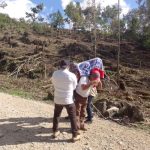 La historia detrás de las imágenes de enfermeros cargando en mecapal a una paciente que necesita ayuda médica en Alta Verapaz