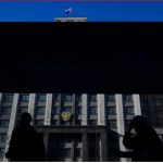 Rusia y Ucrania: una mujer interrumpe un noticiero ruso con un cartel en contra de la guerra