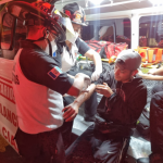 Conductor impacta venta de comida y atropella a un grupo de motoristas