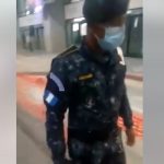 “Lo voy a denunciar”: el video del momento en que un hombre señala a agente de robarle US$300 en el aeropuerto La Aurora (y qué dice la PNC)