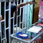 Cámara capta el momento en que sujetos armados amenazan a la encargada de una librería en Puerto Barrios