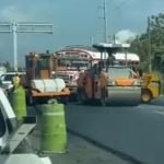 Cámara capta el momento en que un autobús intenta pasar por la fuerza sobre una vía recién asfaltada
