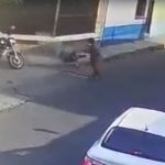 Frente a un PMT: Cámara de seguridad capta ataque armado contra una mujer en la aldea El Pajón, Santa Catarina Pinula