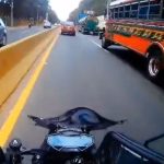 Le cierra el paso: Motorista graba la forma en la que un piloto de bus casi lo atropella en la ruta al Pacífico, Villa Nueva