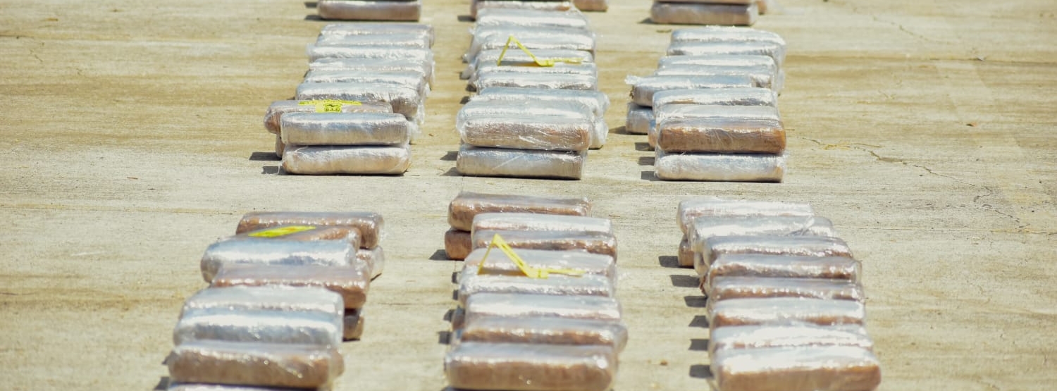 Autoridades de El Salvador capturan a guatemalteco y cuatro salvadoreños por transportar 140 kilos de cocaína