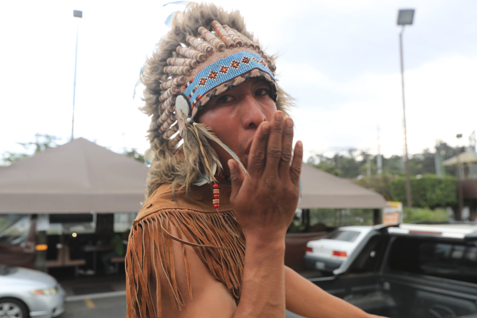 Quiénes conforman el grupo Gran Chaparral y su hobbie de disfrazarse de indios americanos y montar a caballo