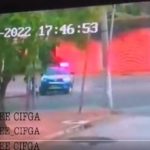 Cámara capta el momento en que agentes de la PNC copan a supuestos motoladrones tras una persecución