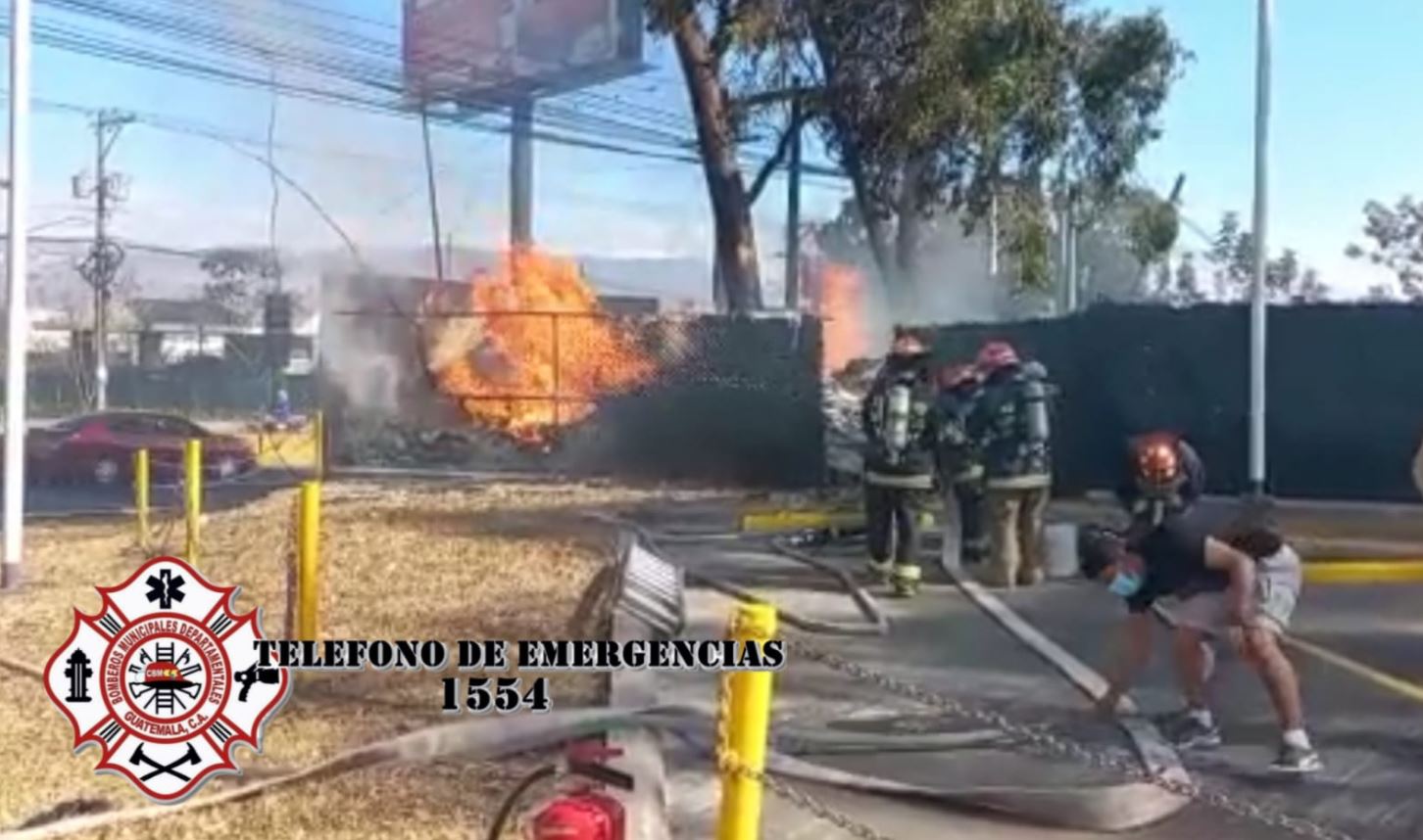 Videos: Bodega en donde guardaban material reciclable se incendia en km 19 ruta al Pacífico