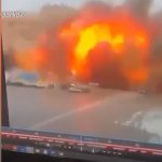Cámara capta momento en el que un misil de Rusia destruye un edificio gubernamental en Járkov, Ucrania