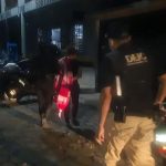 Autoridades detienen a una pareja que explotaba sexualmente a una menor en una venta de licor