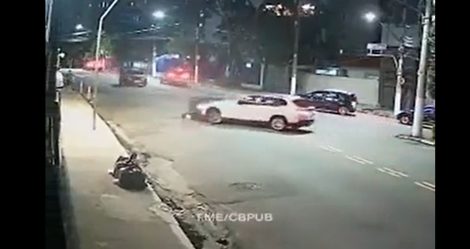Video: mujer atropelló a dos delincuentes que intentaron robarle