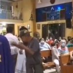 El video que muestra a un padre negar la hostia a un indigente y que generó comentarios divididos en redes sociales