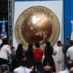 Guatemala es declarada Capital Provida de Iberoamérica y el gobierno de Giammattei lo celebra con un monumento por la vida en el Palacio Nacional