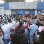 “Hemos sobrevivido con unos quetzales”: empleados del Hospital Roosevelt se declaran en asamblea permanente porque les deben dos meses de sueldo