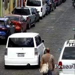 Cámaras de seguridad rastrean a vehículo que chocó contra cinco motocicletas estacionadas y se da a la fuga