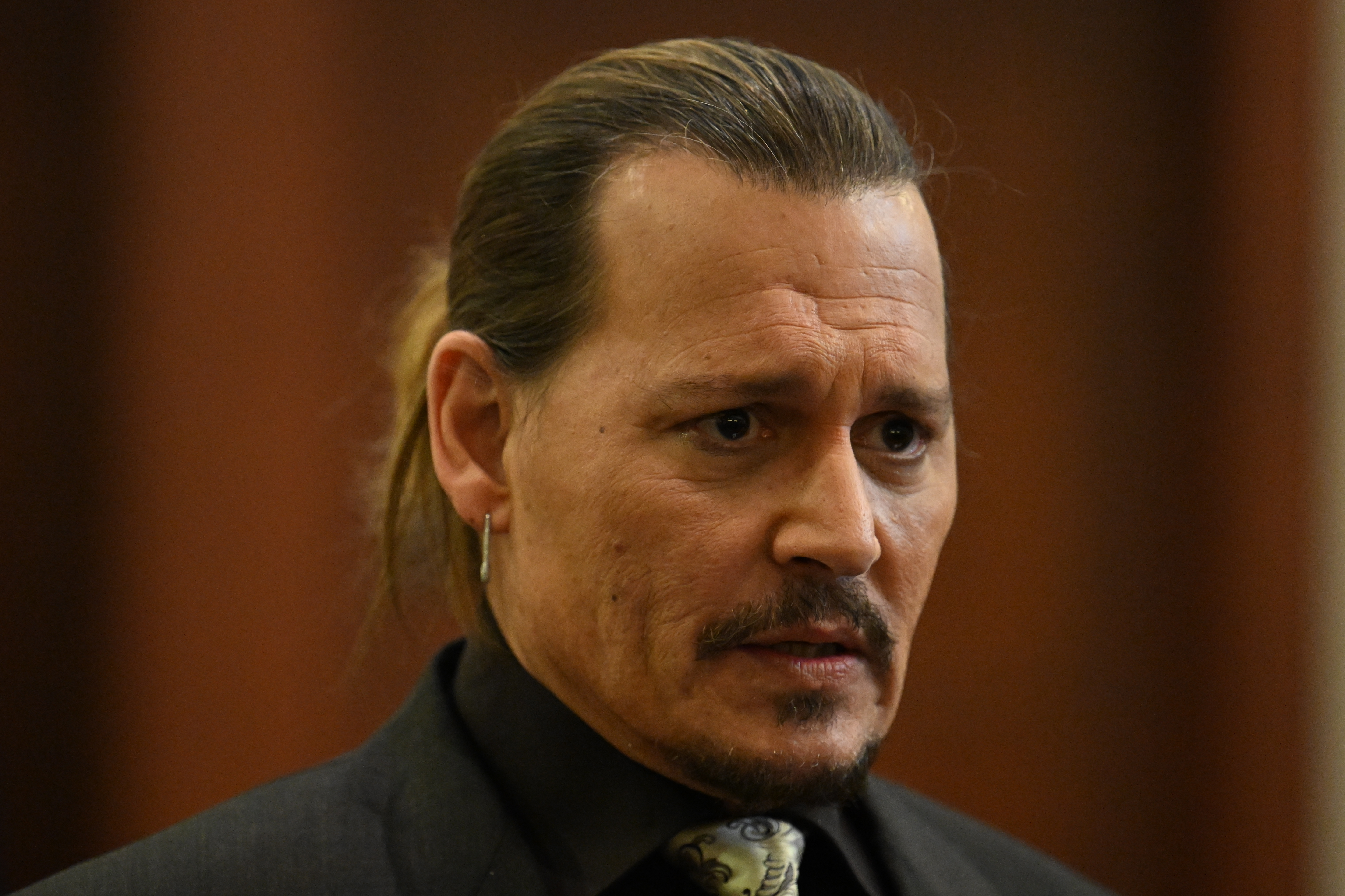Johnny Depp narra su violenta niñez al lado de su madre, en caso contra Amber Heard