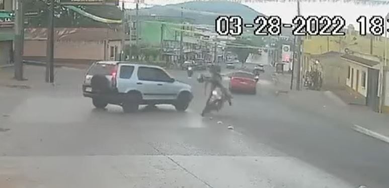 Video muestra el momento en que motorista es impactado por vehículo y ...