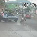 Video muestra el momento en que motorista es impactado por vehículo y derrapa varios metros
