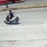 Video: El instante en que motorista es arrollado en dos ocasiones y la motocicleta queda entre las llantas de un tráiler