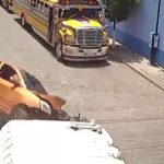 Video: El momento en que un camión choca contra un vehículo y este sale expulsado varios metros